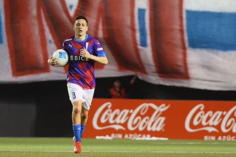 El volante aún no tiene fecha de retorno en la UC. Foto: Agencia Aton.