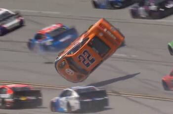 VIDEO: Impactante accidente en Nascar terminó con un auto volando