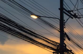 Anunciado por Enel: 7 comunas de la Región Metropolitana tendrán cortes de luz este miércoles 25 de febrero