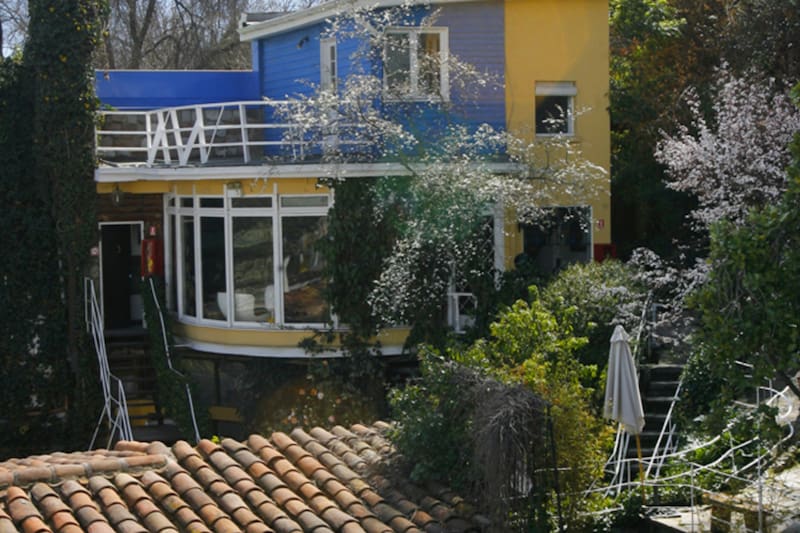 A pesar del vandalismo que recibio tras el año 73, este hogar aún permanece vigente.
Foto: Regsitro Museo Chile.