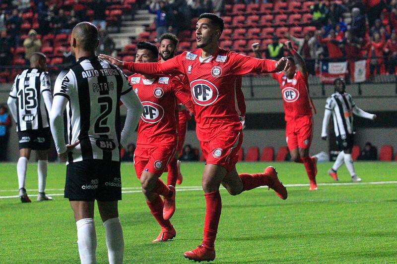 Futbol, Union La Calera vs Atletico Mineiro
Copa Sudamericana 2019
El jugador de Union La Calera Franco Lobos, derecha, celebra con sus companeros su gol contra Atletico Mineiro durante el partido de segunda fase de la Copa Sudamericana disputado en el estadio Nicolas Chahuan de La Calera, Chile.
21/05/2019
Sebastian Cisternas/Photosport
Football, Union La Calera vs Atletico Mineiro
Copa Sudamericana Championship 2019
Union La Calera's player Franco Lobos, center, celebrates with teammates after scoring against Atletico Mineiro during the second phase match of the Copa Sudamericana Championship held at the Nicolas Chahuan stadium in La Calera, Chile.
21/05/2019
Sebastian Cisternas