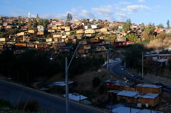 Reportan explosión en Lo Barnechea: Hay nueve heridos, una persona atrapada y dos viviendas afectadas