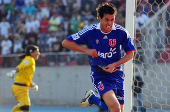 La sana costumbre de Diego Rivarola: dos golazos a Colo Colo y triunfo de la U en Duelo de Leyendas