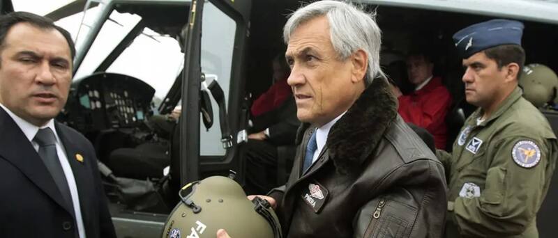 Expresidente con personal de la FACH.