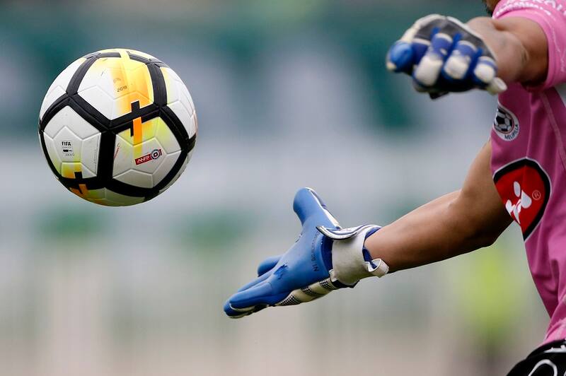 Futbol, Santiago Wanderers vs Deportes Melipilla
Fecha 21, campeonato Nacional 2018
El arquero de Deportes Melipilla Diego Fuentes controla el balon durante el partido de primera division B contra Santiago Wanderers disputado en el estadio Elias Figueroa de Valparaiso, Chile.
26/08/2018
Andres Pina/Photosport
Football, Santiago Wanderers vs Deportes Melipilla
21st date, National Championship 2018
Deportes Melipilla's goalkeeper Diego Fuentes controls the ball during the first division B football match against Santiago Wanderers held at the Elias Figueroa stadium in Valpariso, Chile.
26/08/2018
Andres Pina/Photosport