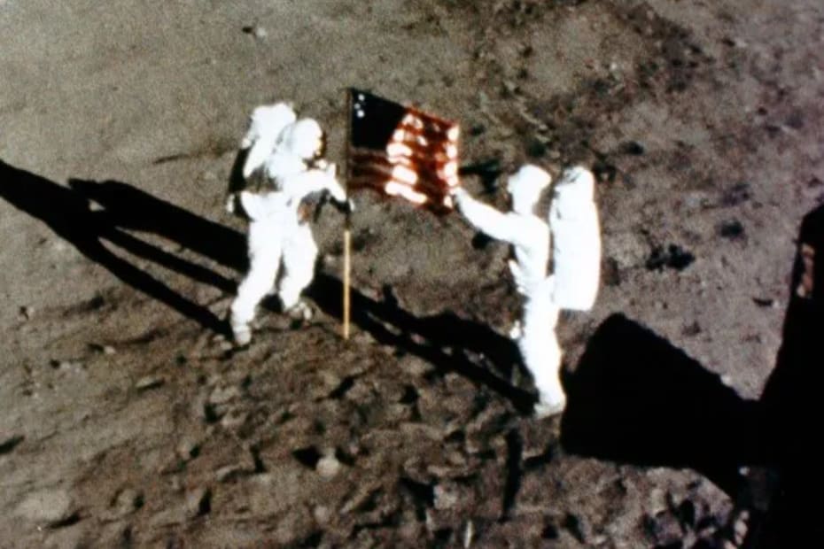 Cuatro días después del lanzamiento, Neil Armstrong logra pisar la Luna