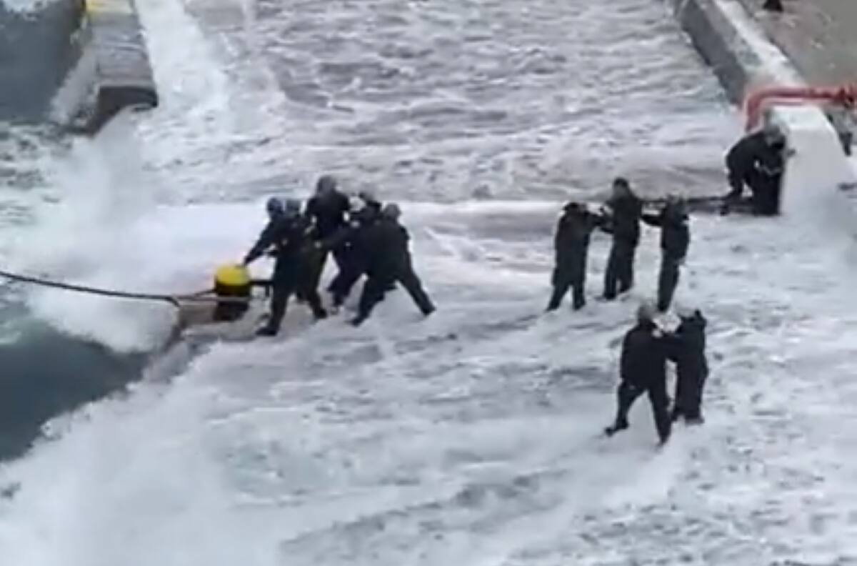 VIDEO | Registran peligrosa maniobra de marinos tras fuerte oleaje en Valparaíso
