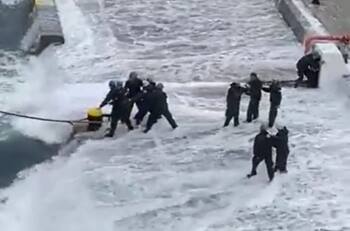VIDEO | Registran peligrosa maniobra de marinos tras fuerte oleaje en Valparaíso