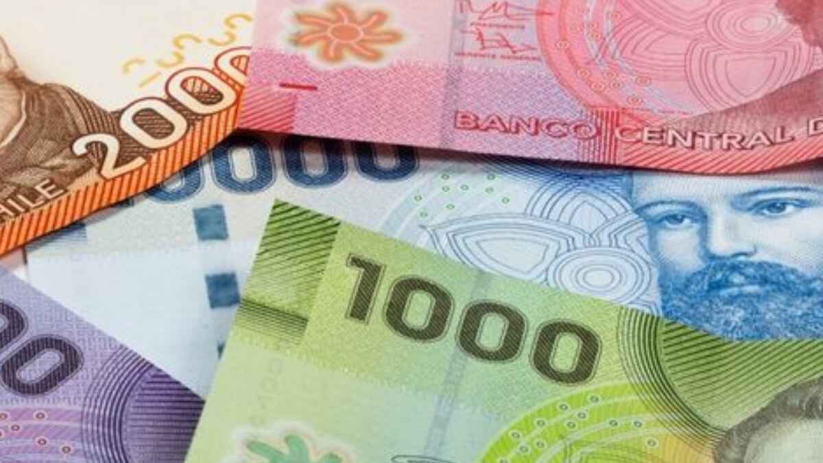 Billetes chilenos de diferentes montos sobre una mesa