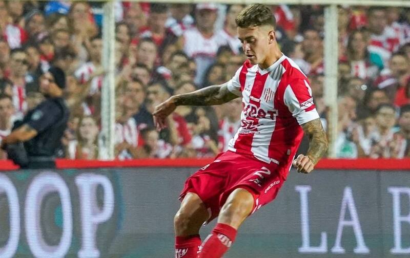 Franco Calderón jugando con la camiseta de Unión de Santa Fe.