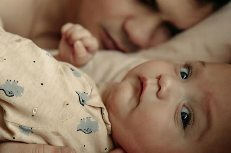 se encuentra actualmente concentrado en los cuidados de la recién nacida. Créditos: Pexels, Tatiana Kos.