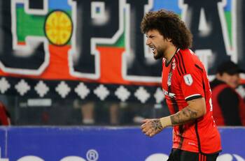 “Ordinario y vulgar”: fustigan a Maxi Falcón por insultos a juez de línea en Copa Chile