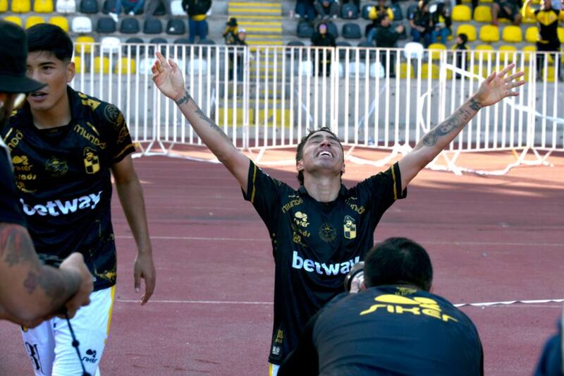 Luciano Cabral celebrando con la camiseta de Coquimbo Unido (Foto: Photosport)