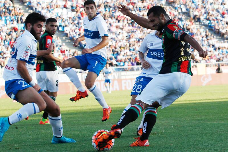 César Cortés defiende la camiseta de Palestino en un duelo contra la UC. Foto: Aton.