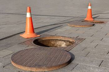 Insólito: Hombre fue detenido al interior de una alcantarilla tras escapar de control policial