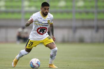 Hinchas de la U y la UC criticaron a Bryan Carvallo por su desempeño contra Colo Colo