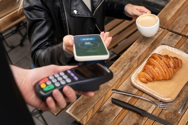 Obliga la entrega de una impresión física de la boleta.