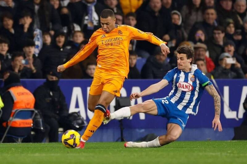 recibiendo la falta que comenzó la polémica.