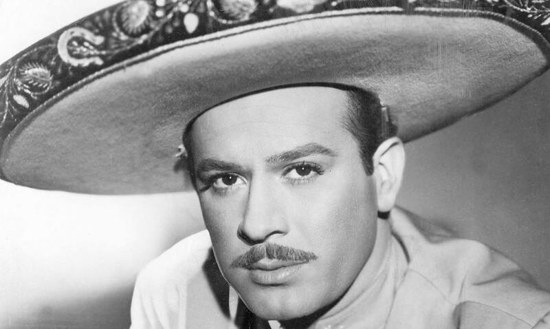 Pedro Infante utilizando uno de sus míticos sombreros de charro.