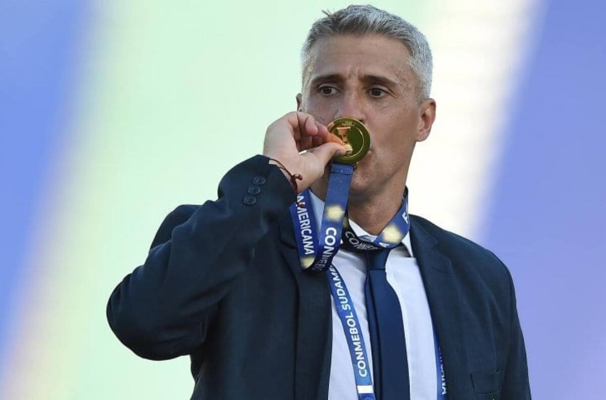 Hernán Crespo es uno de los grandes candidatos a dirigir a una figura de La Roja