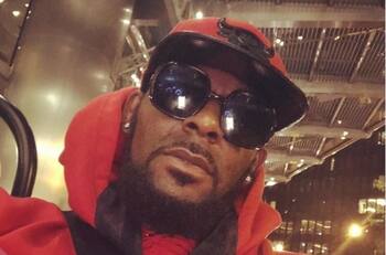 R. Kelly fue declarado culpable de crimen organizado y arriesgaría varios años de cárcel