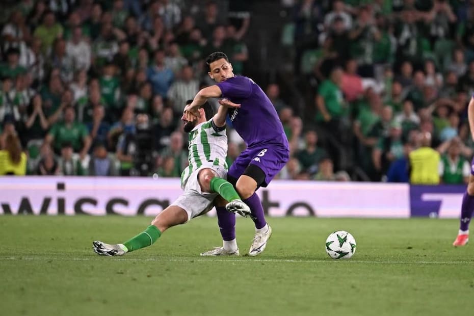 enfrentando a Real Betis en Conference League. Foto: @rolandomandragora