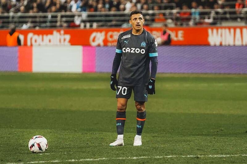 Alexis Sánchez se prepara para tirar un tiro libre.