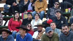 César Fuentes presenció la final del rodeo femenino antes del partido con Boca Juniors