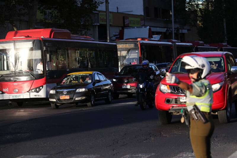 Revisa cuáles son las patentes que no podrán transitar este viernes en la capital.