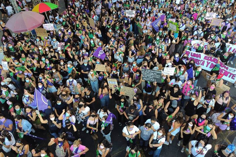 Conoce dónde y a qué hora es la marcha del 8M en Santiago. Créditos: ATON