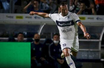 Lo dirigió Maradona y queda libre: el 10 uruguayo por el que la U ya preguntó para el próximo año