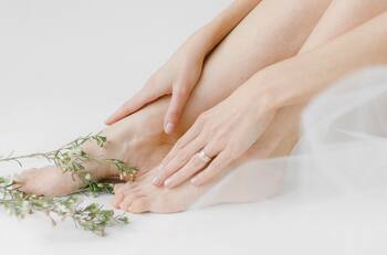 Relaja tus pies de forma natural con este remedio casero hecho con lavanda