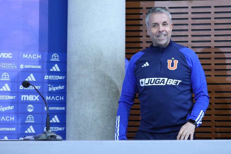 El entrenador de Universidad de Chile, Gustavo Álvarez. Foto: Agencia Aton.