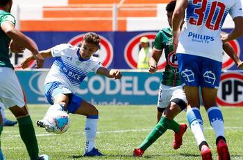 Doblete de Zampedri le da la victoria a la UC ante Cobresal en un duro partido