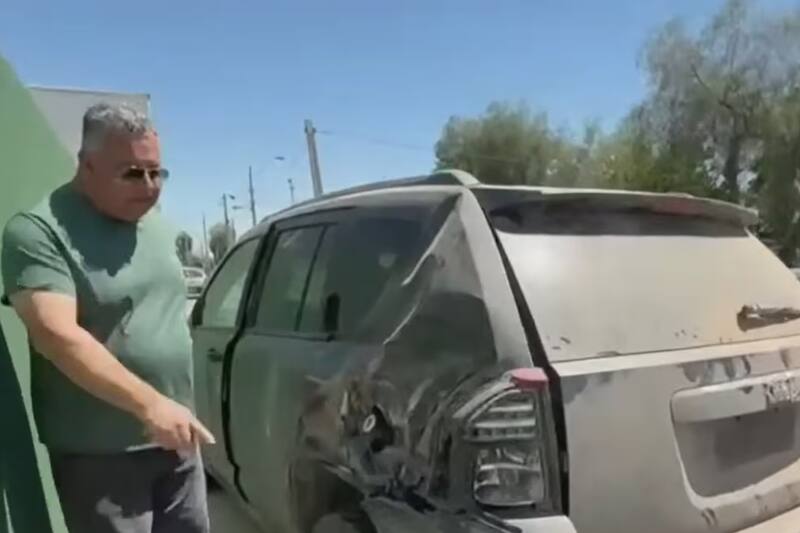 muestra estado deplorable de su auto.