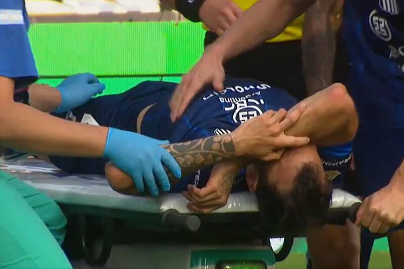 es retirado en camilla en el partido Talleres vs Racing.