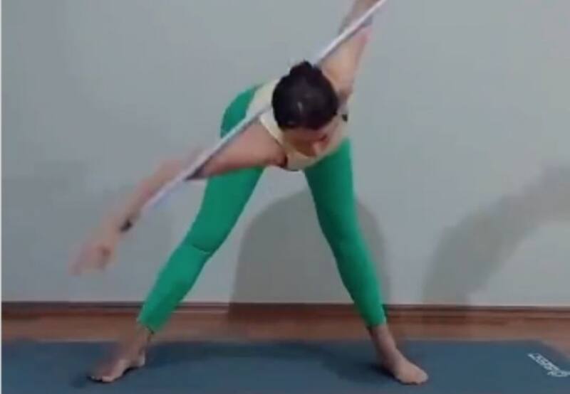 Haz este sencillo ejercicio para eliminar la grasa de la espalda. Foto: Instagram @weightlose.formula