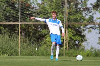 ¿Quién es Nickolas Pino, el central que podría aprovechar la ausencia de Daniel González en la UC?