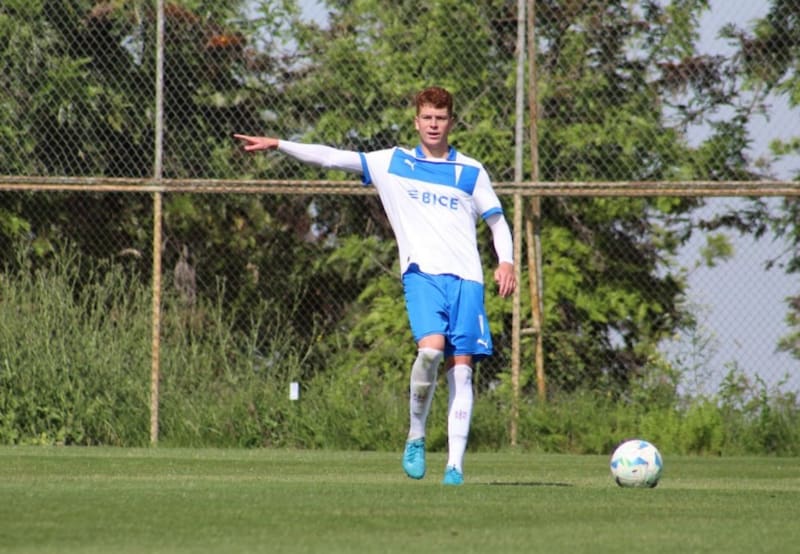 . El central firmó contrato profesional con la UC en 2025. Foto: @nikopinok en Instagram.