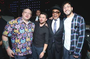 El especial regalo de Edo Caroe a Giancarlo Esposito, actor de "Breaking Bad" y "Better Call Saul", en su visita a Chile