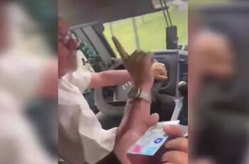 VIDEO | Conductor de microbús se negó a cobrar tarifa rebajada a estudiante sordo un día domingo en Antofagasta