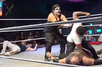 Escándalo en la lucha libre: le da una lluvia de golpes en la cara y le provoca un infarto