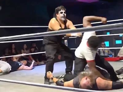 Escándalo en la lucha libre: le da una lluvia de golpes en la cara y le provoca un infarto