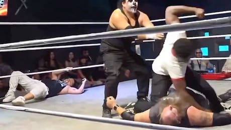Escándalo en la lucha libre: le da una lluvia de golpes en la cara y le provoca un infarto