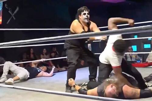 Escándalo en la lucha libre: le da una lluvia de golpes en la cara y le provoca un infarto