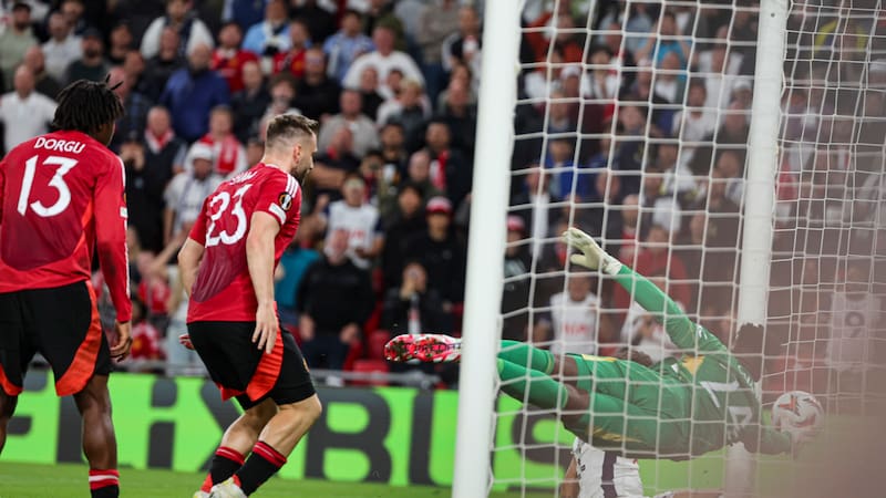 VIDEO | Insólito: así fue el autogol del Manchester United en la final de Europa League