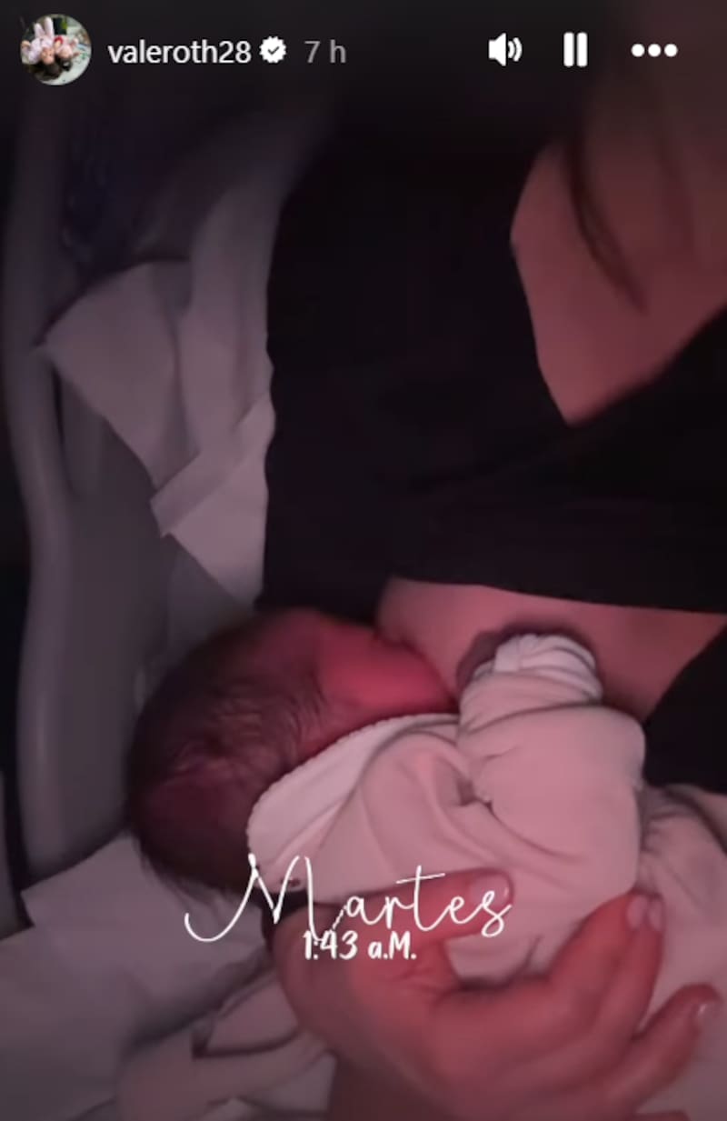 mostró el primer registro de su hija recién nacida.