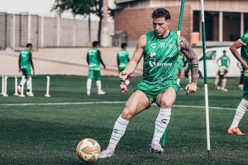 El chileno sufre con las lesiones. Foto:@ClubSantos.