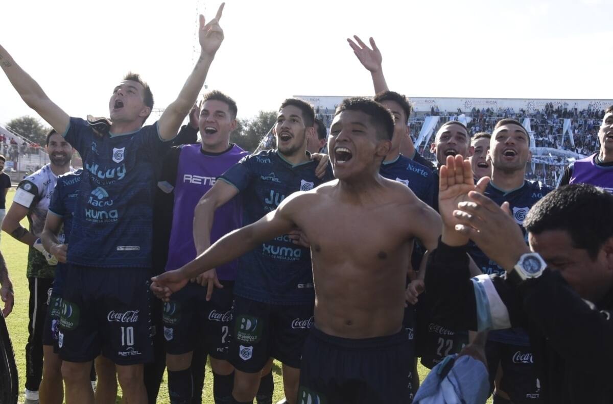 El ex DT de la U que brilla tras la cordillera: en Argentina hablan del gran renacer de su club en Primera B