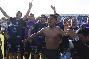 El ex DT de la U que brilla tras la cordillera: en Argentina hablan del gran renacer de su club en Primera B
